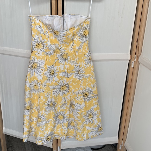 Pretty summer Daisy pattern strapless dress, white/yellow RW & Co., size 8 - Picture 6 of 6